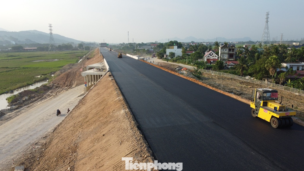 Đoạn cao tốc vượt QL45 (đi thị trấn Nông Cống, Thanh Hóa) đã thi công xong móng mặt đường và đang được các thảm nhựa hoàn thiện. Để đẩy nhanh tiến độ thi công, gấp rút hoàn thành dự án vào đúng dịp 2/9, hiện trên công trường cao tốc QL45 - Nghi Sơn đang thi công 3 "ca - 4 kíp" ngày đêm, công nhân trên công trường gần như "vượt nắng, thắng mưa" để hoàn thiện từng kilômét cao tốc.