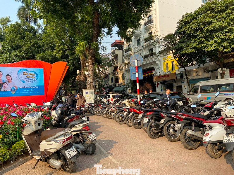 Bãi xe tại đền Bà Kiệu và xung quanh đền Ngọc Sơn (quận Hoàn Kiếm) chặt chém giá gấp đôi, gấp ba giá quy định cho một lượt xe máy những ngày đầu năm.
