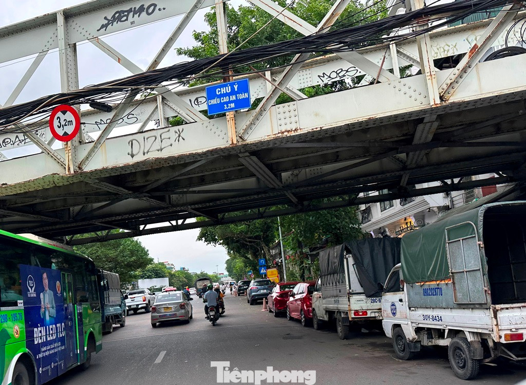 Ngoài nguy cơ cháy nổ, mất an toàn cho hạ tầng cầu và các đoàn tàu chạy bên trên, các bãi ô tô này mỗi khi có xe ra vào còn gây xung đột, ùn tắc giao thông trên hai chiều tuyến đường Trần Quang Khải. Ngoài nguy cơ cháy nổ, mất an toàn cho hạ tầng cầu và các đoàn tàu chạy bên trên, các bãi ô tô này mỗi khi có xe ra vào còn gây xung đột, ùn tắc giao thông trên hai chiều tuyến đường Trần Quang Khải.