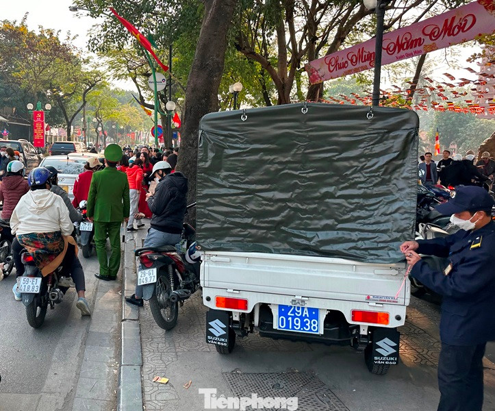 Trong ảnh, tại chốt cổng ra vào chùa Trấn Quốc có trật tự phường đứng làm nhiệm vụ.