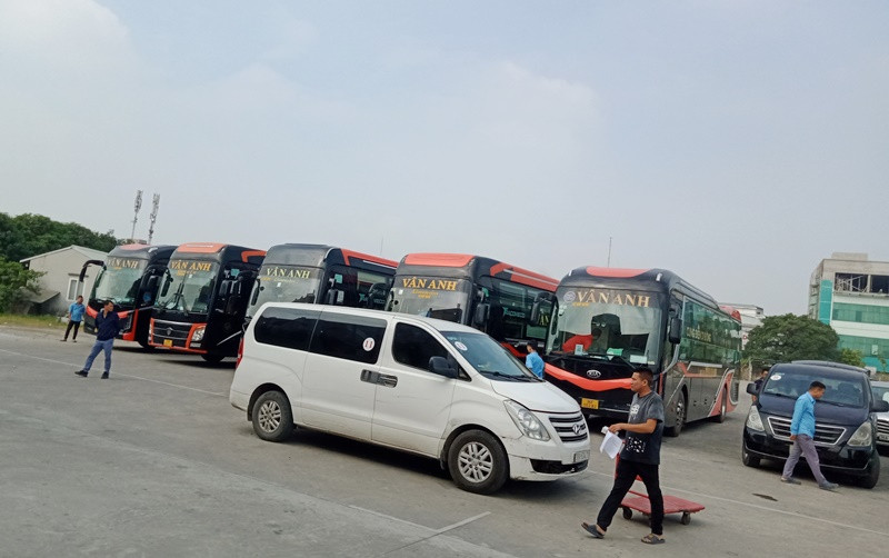 Tại đầu Hà Nội, tất cả xe khách của nhà xe Vân Anh đều chạy ra khu vực đường Vành đai 3, đoạn tại cây xăng Vạn Thuận, phố Chu Văn An, huyện Thanh Trì để trả khách, sau đó xe lại xếp thành hàng đón khách về Thanh Hóa. Tại đầu Hà Nội, tất cả xe khách của nhà xe Vân Anh đều chạy ra khu vực đường Vành đai 3, đoạn tại cây xăng Vạn Thuận, phố Chu Văn An, huyện Thanh Trì để trả khách, sau đó xe lại xếp thành hàng đón khách về Thanh Hóa.