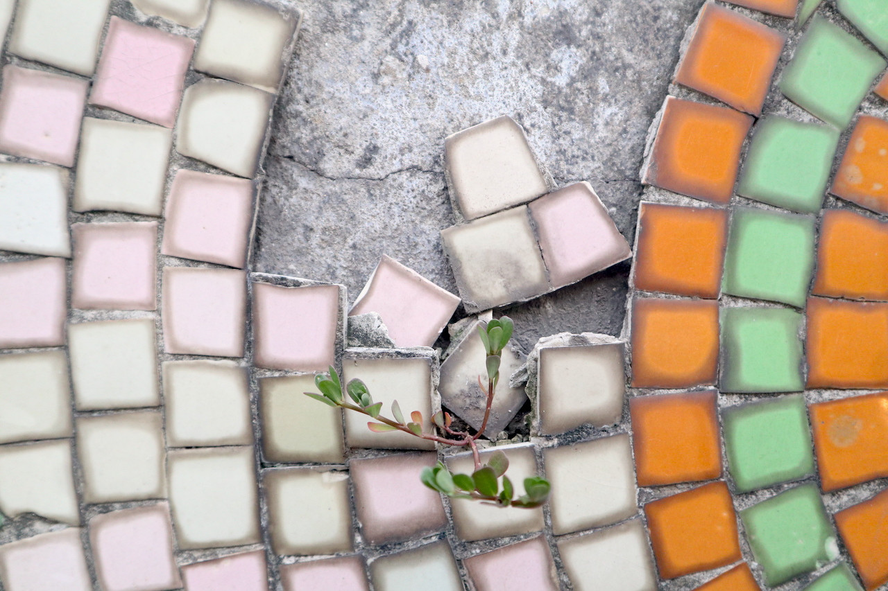 Là công trình đặc biệt hướng tới kỷ niệm 1.000 năm Thăng Long, công trình con đường gốm sứ Hà Nội dài 4 km là những bức tranh kết hợp bằng nhiều mảng gốm sứ tạo hình được kỷ lục Guinness công nhận đang xuống cấp.