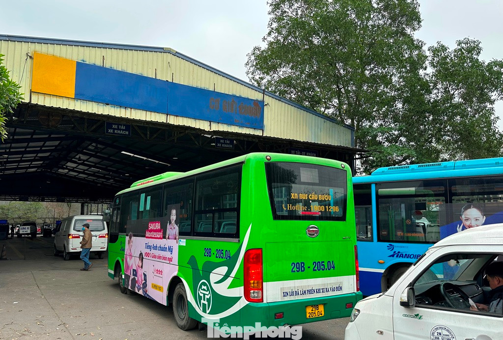 Tại TTĐK 2906V - đường 70 (Thanh Trì) trong ngày 13/3, khá nhiều xe buýt của các đơn vị vận tải khách công cộng gồm: Xe Khách Nam, Cầu Bươu, Liên Ninh, Tân Đạt... xếp hàng để chờ được đăng kiểm.