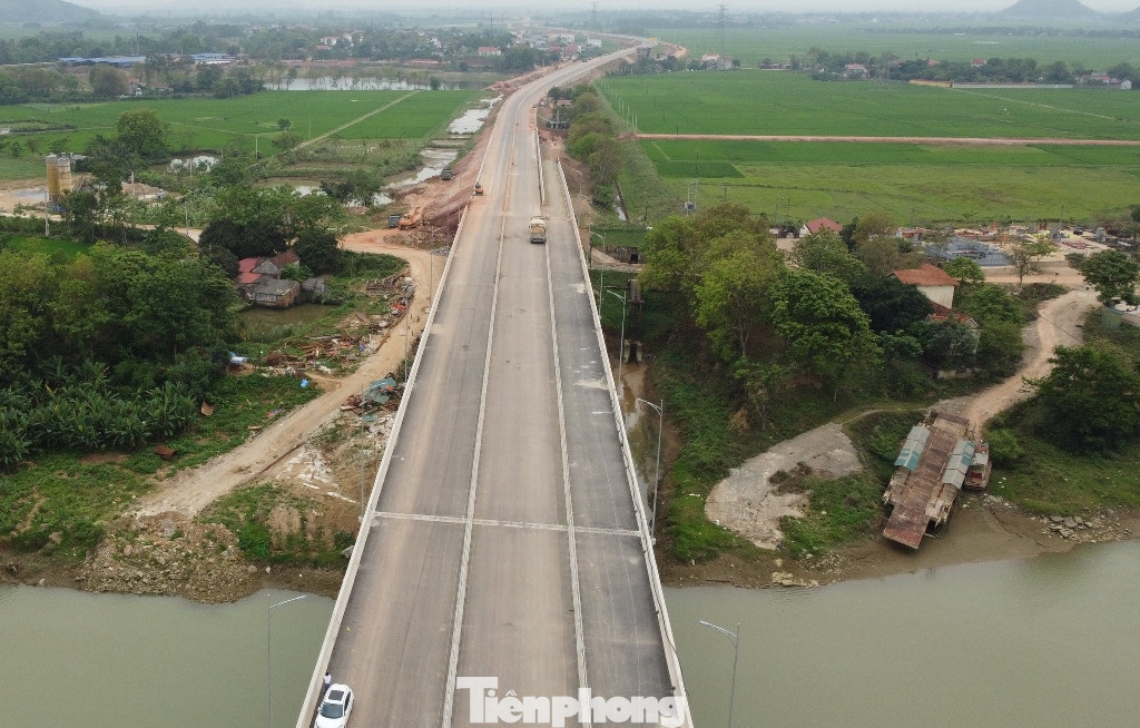 Hiện cầu đang chờ đường cao tốc và đường dẫn ở 2 bên để hoàn thiện những hạng mục cuối, sẵn sàng thông xe đúng dịp 30/4. Hiện cầu đang chờ đường cao tốc và đường dẫn ở 2 bên để hoàn thiện những hạng mục cuối, sẵn sàng thông xe đúng dịp 30/4.