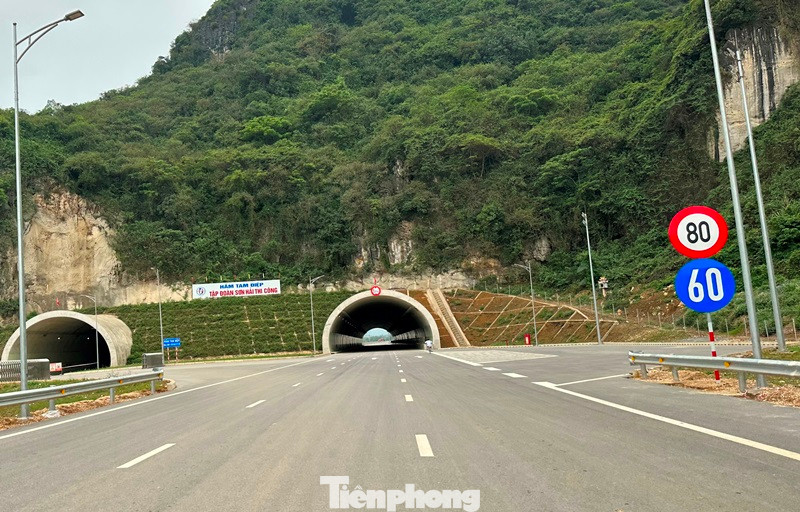 Mỗi ống hầm (chiều đường) có 3 làn xe, tốc độ phương tiện được phép lưu thông qua hầm hiện nay là 60 đến 80 km/h.