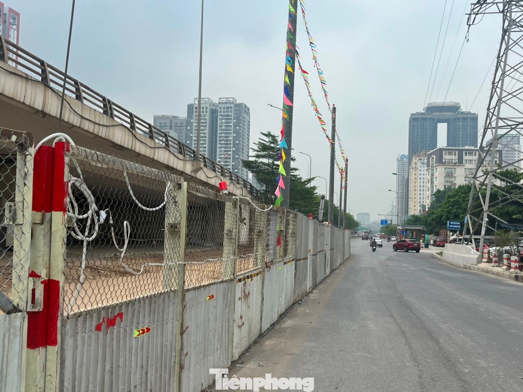 Thay vì 4 làn đường, hiện nay làn đường Phạm Văn Đồng, Phạm Hùng qua nút giao Mai Dịch chỉ còn hơn 1 làn đường.