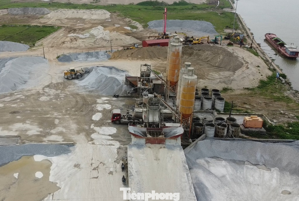 Ở một vị trí khác, một trạm trộn bê tông của Cty Cổ phần Công Tới cũng đang hoạt động trên hành lang bảo vệ đê sông Hồng.