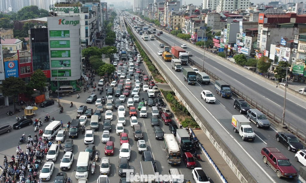 Giờ cao điểm cả tuyến Nguyễn Xiển và Nguyễn Trãi dẫn đến nút giao Thanh Xuân giao thông đều thường xuyên xảy ùn ứ kéo dài. Giờ cao điểm cả tuyến Nguyễn Xiển và Nguyễn Trãi dẫn đến nút giao Thanh Xuân giao thông đều thường xuyên xảy ùn ứ kéo dài.