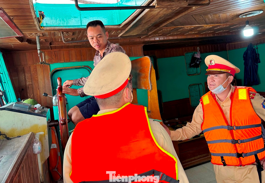Sau khi yêu cầu lái tàu giảm tốc độ lưu thông và tổ công tác do Thượng úy Ngô Mạnh Long (đứng bên phải) đã tiếp cận tàu, đề nghị lái tàu xuất trình các giấy tờ liên quan đến phương tiện, người lái để kiểm tra. Sau khi yêu cầu lái tàu giảm tốc độ lưu thông và tổ công tác do Thượng úy Ngô Mạnh Long (đứng bên phải) đã tiếp cận tàu, đề nghị lái tàu xuất trình các giấy tờ liên quan đến phương tiện, người lái để kiểm tra.