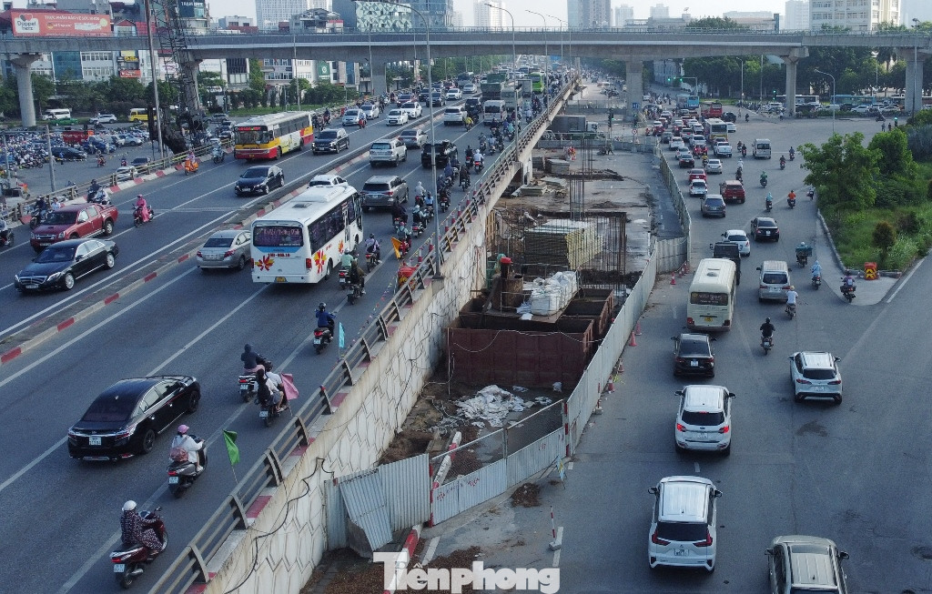 Với ô tô con và xe chở khách, xe buýt, xe hợp đồng cấm lưu thông qua trung tâm nút giao; các phương tiện bị cấm đi trên cầu vượt hoặc các hướng phân luồng theo biển báo tại khu vực tổ chức giao thông.