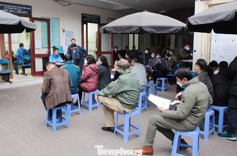 Để giảm tải cho khu vực giải quyết trong nhà, tại điểm 18 Cao Bá Quát, đại diện Sở GTVT đã phân việc tiếp nhận hồ sơ làm nhiều vòng, trong đó có việc kê bàn ra ngoài sân để tiếp nhận hồ sơ vòng 1. Để giảm tải cho khu vực giải quyết trong nhà, tại điểm 18 Cao Bá Quát, đại diện Sở GTVT đã phân việc tiếp nhận hồ sơ làm nhiều vòng, trong đó có việc kê bàn ra ngoài sân để tiếp nhận hồ sơ vòng 1.