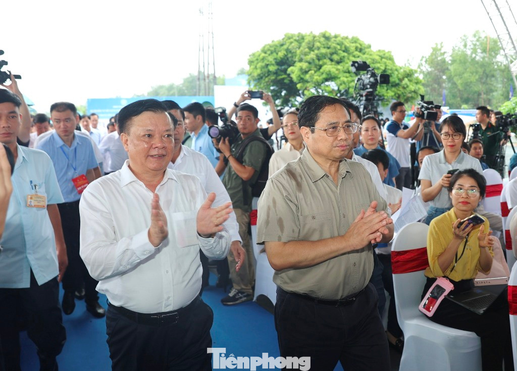 Thủ tướng Chính phủ Phạm Minh Chính và Bí thư Thành ủy Hà Nội Đinh Tiến Dũng tại lễ khởi công. Ảnh: Như Ý