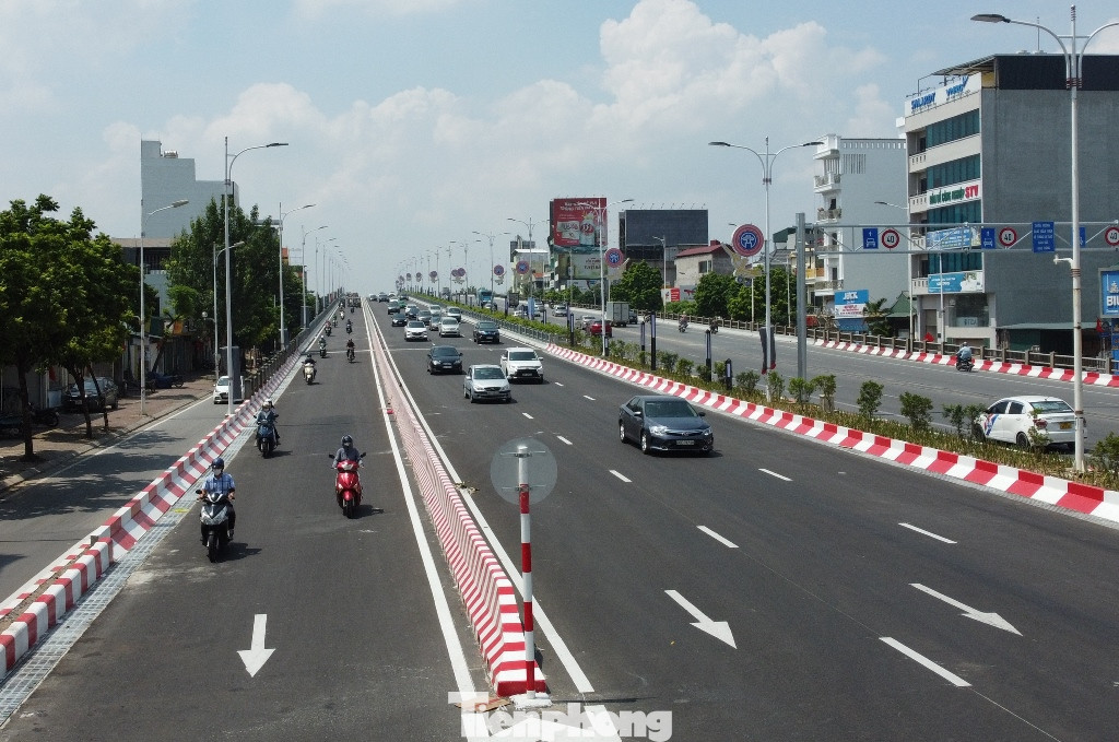 Cùng với đó, ở chiều cầu mới, làn ô tô và xe máy đều có dải phân cách cứng để tách biệt, tránh gây xung đột, tai nạn giao thông... Cùng với đó, ở chiều cầu mới, làn ô tô và xe máy đều có dải phân cách cứng để tách biệt, tránh gây xung đột, tai nạn giao thông...