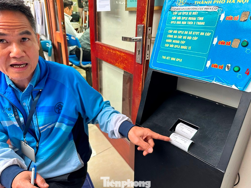 Anh Vũ Văn Thuật, cán bộ tiếp nhận hồ sơ một cửa tại địa điểm số 16 Cao Bá Quát (ảnh) cho biết, để đảm bảo người dân đến trước được làm thủ tục trước và không chen lấn, lộn xộn, tại 3 cửa tiếp nhận hồ sơ điểm giao dịch đều có máy phát phiếu tự động. Sau khi có phiếu, người dân được hướng dẫn ra ghế ngồi chờ đến lượt. Anh Vũ Văn Thuật, cán bộ tiếp nhận hồ sơ một cửa tại địa điểm số 16 Cao Bá Quát (ảnh) cho biết, để đảm bảo người dân đến trước được làm thủ tục trước và không chen lấn, lộn xộn, tại 3 cửa tiếp nhận hồ sơ điểm giao dịch đều có máy phát phiếu tự động. Sau khi có phiếu, người dân được hướng dẫn ra ghế ngồi chờ đến lượt.