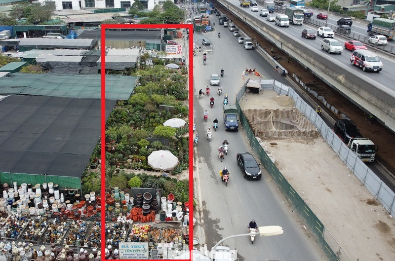 Mặc dù phải xén cả dải phân cách, thảm cỏ để mở thêm một làn đường để giảm ùn tắc, tuy nhiên một điều lạ là, toàn bộ vỉa hè đường Nguyễn Xiển đoạn qua công trường thi công vẫn bị lấn chiếm để kinh doanh, tại đây đường Nguyễn Xiển không có vỉa hè (ô màu đỏ).