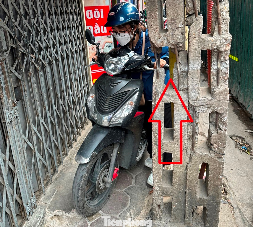 Thậm chí còn phải đi qua những đoạn vỉa hè có cột điện đứng chắn ngang, thân cột hư hỏng, chỉ chờ đổ sập.