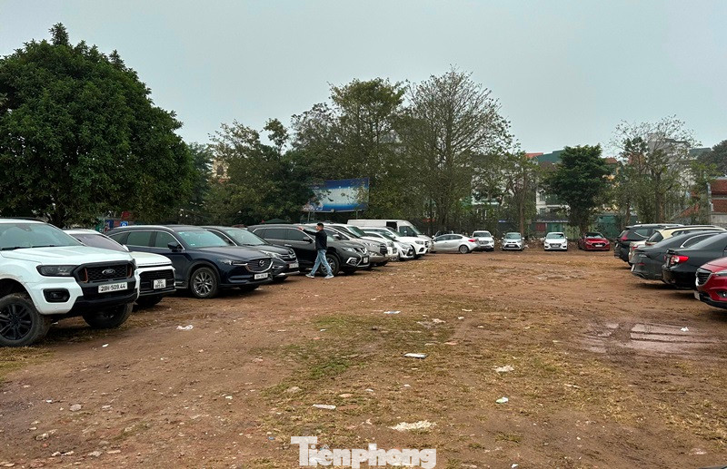 Trong ngày hôm nay (6/2 tức 16 tháng Giêng Quý Mão) lượng người và xe đến phủ Tây Hồ vẫn còn đông, các bãi ô tô, xe máy được cấp phép vẫn kín phương tiện. Trong ngày hôm nay (6/2 tức 16 tháng Giêng Quý Mão) lượng người và xe đến phủ Tây Hồ vẫn còn đông, các bãi ô tô, xe máy được cấp phép vẫn kín phương tiện.