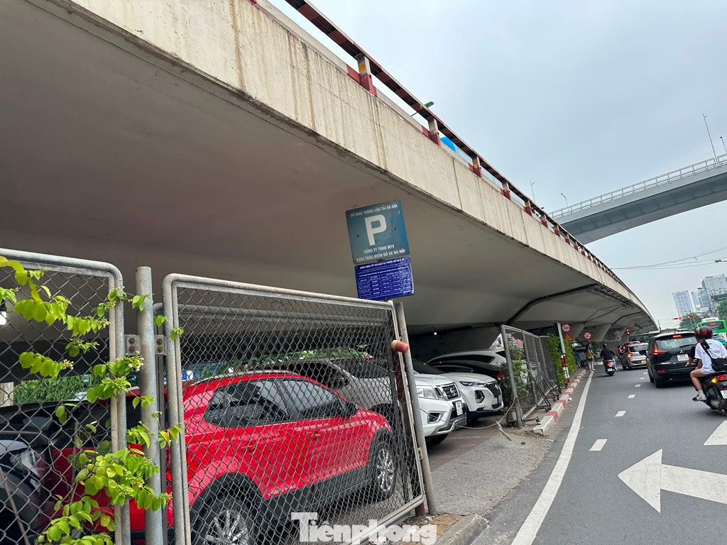 Tuy nhiên qua thực tế của PV Tiền Phong, hiện bên dưới các tuyến cầu vượt, cầu cạn này đang được quản lý không thống nhất, gần như mỗi nơi một kiểu, tạo nên sự lộn xộn, nhếch nhác cho cảnh quan đô thị