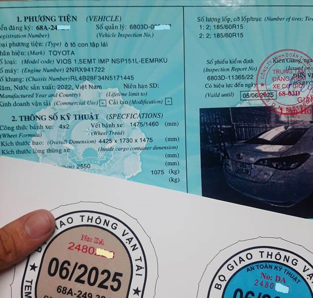 Tem Kiểm định cho một ô tô được tài khoản có tên Đông làm cho khách hàng. Tem Kiểm định cho một ô tô được tài khoản có tên Đông làm cho khách hàng.