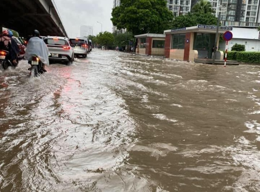 Ngập nặng trên đường Vành đai 3.