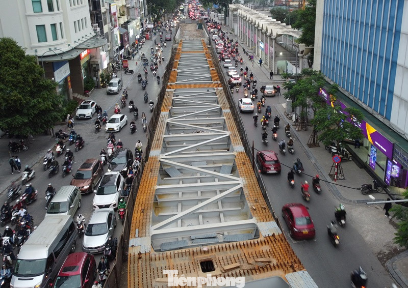 Đường dẫn lên cầu trên phố Chùa Bộc.