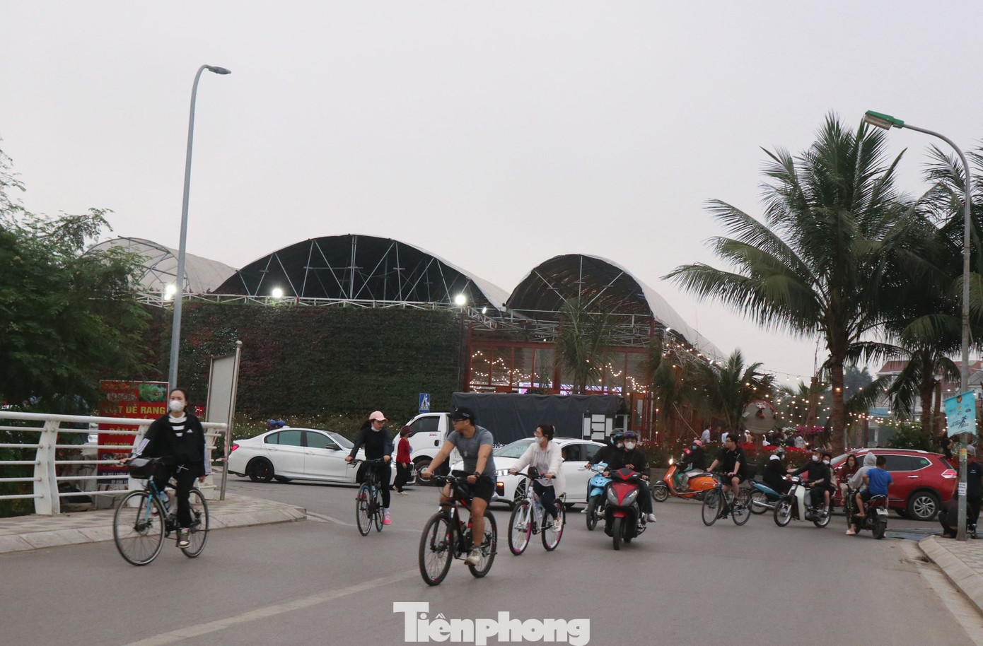 Là dịch vụ vãn cảnh và rèn luyện sức khỏe nhưng lực lượng làm nhiệm vụ trên đường cho biết, tuyến đường ven Hồ Tây vẫn là đường dành cho giao thông, do vậy người đạp xe cần đi gọn vào 1 hàng bên phải, tránh gây ùn tắc, xung đột, va chạm có thể xảy ra tai nạn với phương tiện khác lưu thông trên đường.