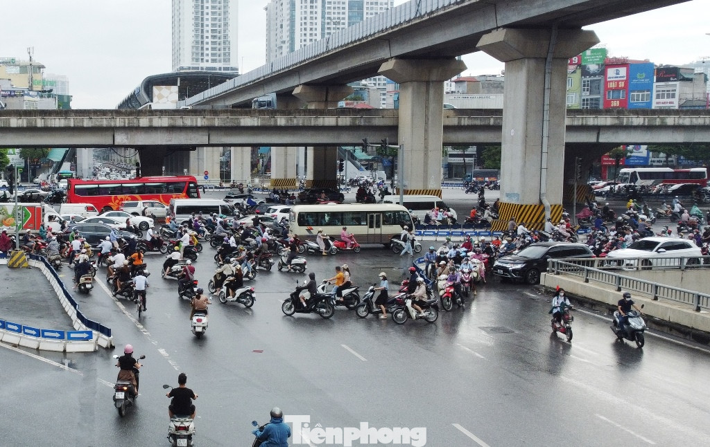 Với phương tiện xe máy, do ngại vòng xa hoặc chưa chú ý biển hướng dẫn nên hiện nay sau 3 tháng thực hiện phân luồng, vẫn đi vào mặt bằng nút giao, sau đó rẽ trái theo làn xe quay đầu rồi đi ngược chiều để đi hướng Ngã Tư Sở.