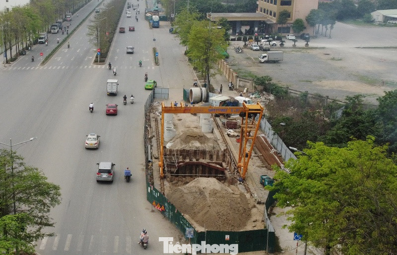 Tuyến đường Chu Văn An được đầu tư với tổng số vốn 1.900 tỷ đồng, thông xe năm 2020. Tuy nhiên, sau 2 năm đi vào hoạt động, tuyến đường này liên tục bị công trường của nhiều dự án khác chiếm dụng, trong đó có các dự án hạ ngầm cáp, điện chiếu sáng, hiện nay là dự án hệ thống nước thải Yên Xá chưa biết ngày nào xong.