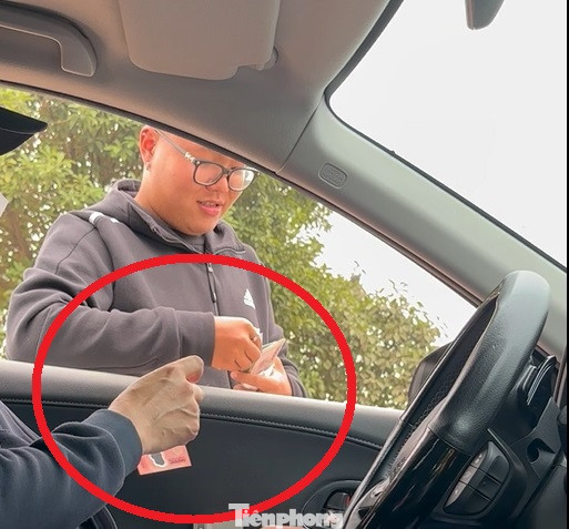 Thậm chí thời điểm sau Tết, Phóng viên còn chứng kiến, mặc dù thu giá gấp đôi quy định nhân viên còn không đưa vé (chứng từ thu tiền) cho khách.