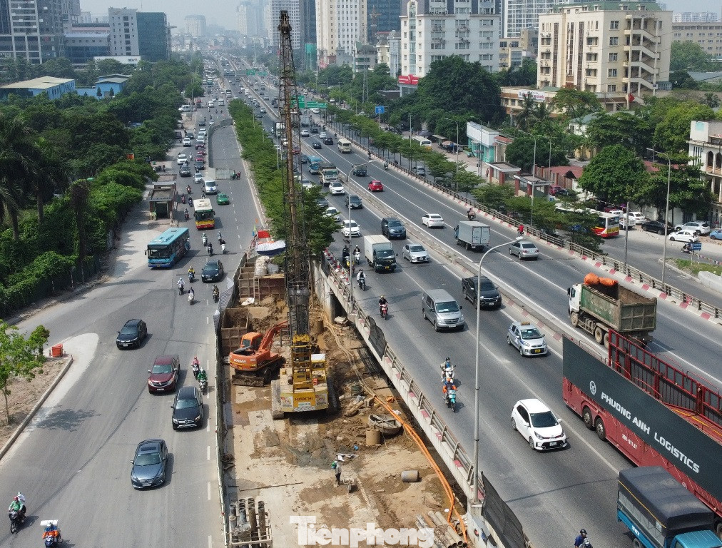 Dự án xây dựng 2 đơn nguyên cầu đô thị và tổ chức giao thông nút giao Mai Dịch do Ban Quản lý dự án Thăng Long (Bộ GTVT) thực hiện. Công trình sẽ xây dựng hai làn cầu thép dành cho xe ô tô, xe máy đô thị qua nút. Tổng mức đầu tư dự kiến hơn 348 tỷ đồng, sáng nay đơn vị thi công tiếp tục lắp đặt các cảnh báo mềm cách xa hàng rào công trường để người điều khiển phương tiện nhận biết. Lâu nay dự án đang tiến hành khoan cọc nhồi, làm trụ cầu ở giữa nút giao. Sau khi dự án hoàn thành dự kiến vào tháng cuối năm nay, cơ quan tổ chức giao thông sẽ tách phương tiện ô tô xe máy nội đô đi qua cầu vượt thép. Còn cầu vượt Mai Dịch hiện nay sẽ là các làn dành riêng cho ô tô đi trên đường Vành đai 3. Toàn cảnh nút giao Mai Dịch vào thời điểm trưa nay, giao thông đã giảm ùn ứ khi CSGT Đội số 6, Phòng CSGT Hà Nội tăng cường lực lượng chốt trực, điều tiết các dòng xe đi lại.