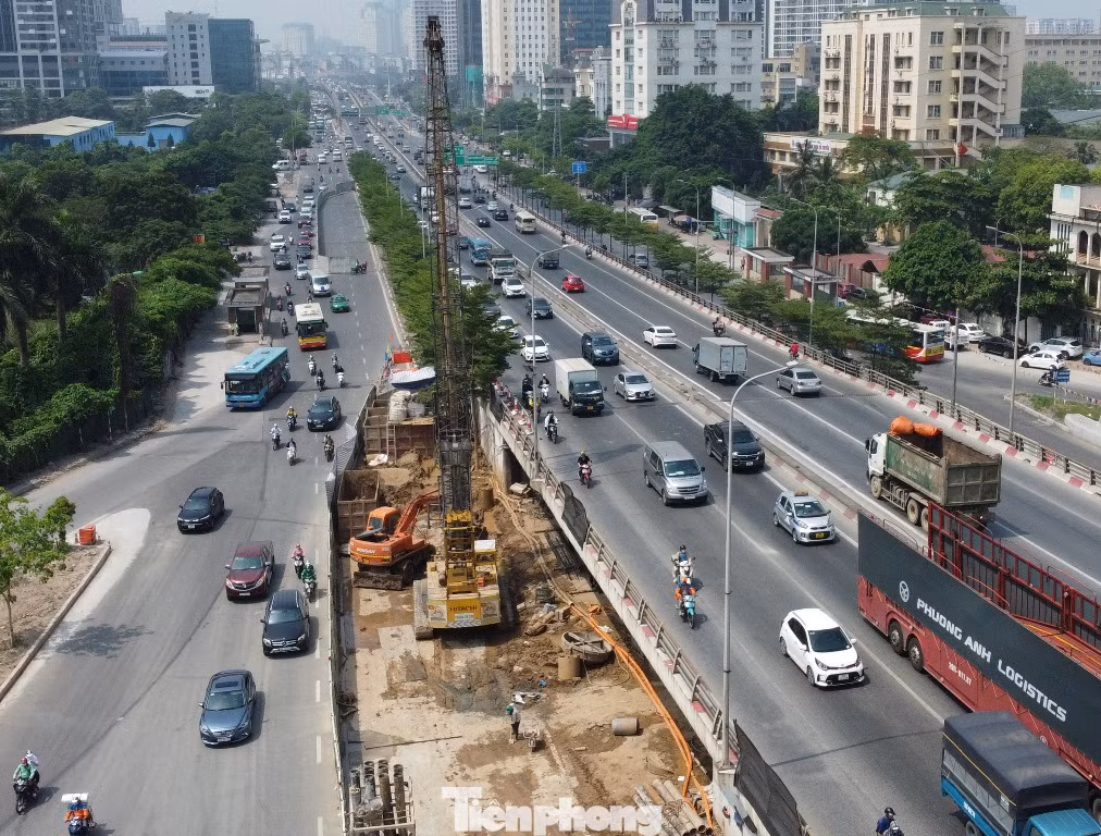 Dự án xây dựng 2 đơn nguyên cầu đô thị và tổ chức giao thông nút giao Mai Dịch do Ban Quản lý dự án Thăng Long (Bộ GTVT) thực hiện. Công trình sẽ xây dựng hai làn cầu thép dành cho xe ô tô, xe máy đô thị qua nút. Tổng mức đầu tư dự kiến hơn 348 tỷ đồng, sáng nay đơn vị thi công tiếp tục lắp đặt các cảnh báo mềm cách xa hàng rào công trường để người điều khiển phương tiện nhận biết. Lâu nay dự án đang tiến hành khoan cọc nhồi, làm trụ cầu ở giữa nút giao. Sau khi dự án hoàn thành dự kiến vào tháng cuối năm nay, cơ quan tổ chức giao thông sẽ tách phương tiện ô tô xe máy nội đô đi qua cầu vượt thép. Còn cầu vượt Mai Dịch hiện nay sẽ là các làn dành riêng cho ô tô đi trên đường Vành đai 3. Toàn cảnh nút giao Mai Dịch vào thời điểm trưa nay, giao thông đã giảm ùn ứ khi CSGT Đội số 6, Phòng CSGT Hà Nội tăng cường lực lượng chốt trực, điều tiết các dòng xe đi lại.