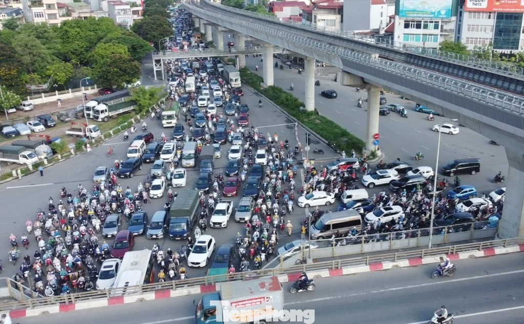 Theo phương án phân luồng tổ chức giao thông, để phục vụ thi công 2 nhánh cầu vượt thép tại nút giao Mai Dịch của Sở GTVT Hà Nội, từ ngày 8/7 đến 31/12/2023 thực hiện cấm các phương tiện xe tải trên 10 tấn lưu thông qua phạm vi trung tâm nút.
