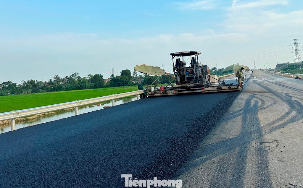 Phần việc tại dự án đang được chủ đầu tư là Ban Quản lý dự án 6, Bộ GTVT cùng các nhà thầu đốc thúc, khẩn trương thi công là hoàn thiện các lớp móng mặt đường, thảm bê tông nhựa.