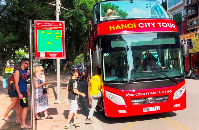 Xe buýt 2 tầng phục vụ khách tham quan trên địa bàn Hà Nội. Ảnh: Anh Trọng Xe buýt 2 tầng phục vụ khách tham quan trên địa bàn Hà Nội. Ảnh: Anh Trọng