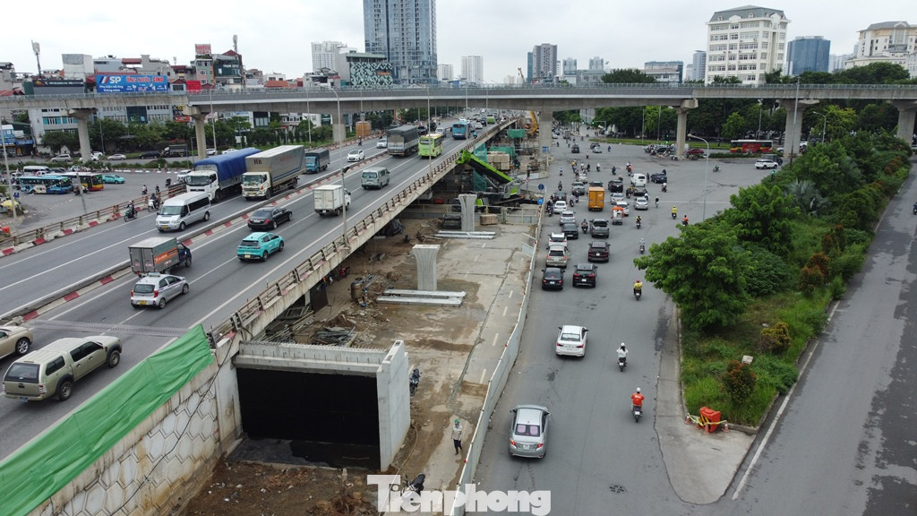 Cùng với đổ các trụ cầu, hiện mố cầu hai bên cũng được đơn vị thi công xây dựng.