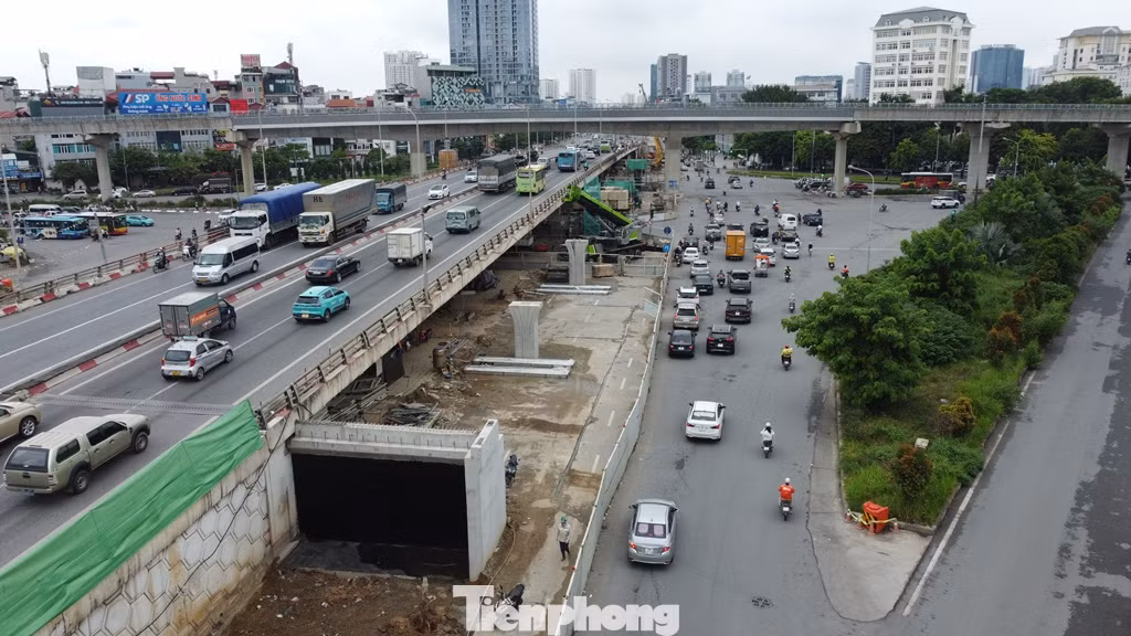 Cùng với đổ các trụ cầu, hiện mố cầu hai bên cũng được đơn vị thi công xây dựng. Cùng với đổ các trụ cầu, hiện mố cầu hai bên cũng được đơn vị thi công xây dựng.