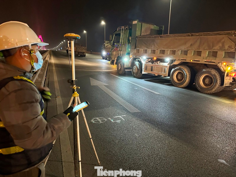 Mỗi khi xe tải đi qua các nhịp, dầm cầu đều được thiết bị ghi hình ảnh, thông số đặt ở mặt cầu theo dõi, giám sát. Mỗi khi xe tải đi qua các nhịp, dầm cầu đều được thiết bị ghi hình ảnh, thông số đặt ở mặt cầu theo dõi, giám sát.