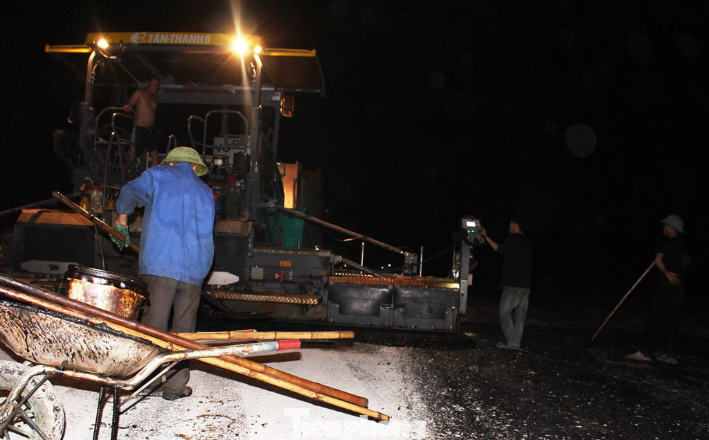 Do trên công trường cao tốc phần lớn cách khu dân cư xa nên không có điện, về đêm bốn xung quanh chìm trong bóng tối. Để có ánh sáng cho công tác thảm nhựa, công nhân phải bám theo ánh đèn xe cơ giới.