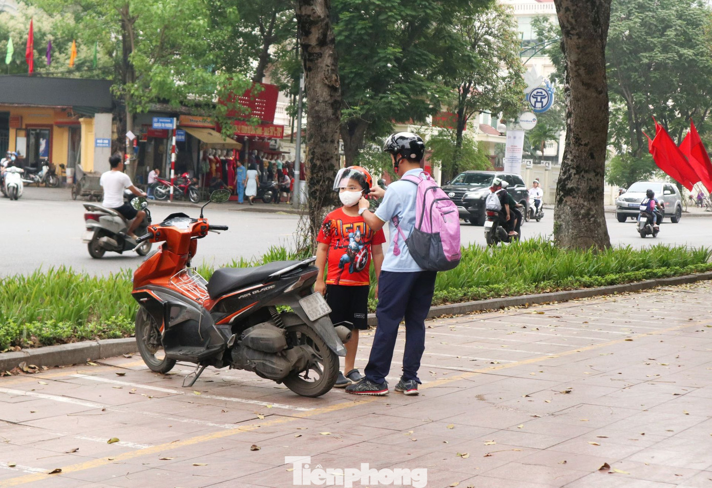 Những trạm xe chưa được sử dụng trở thành vạch phân cách để xe máy của người dân.