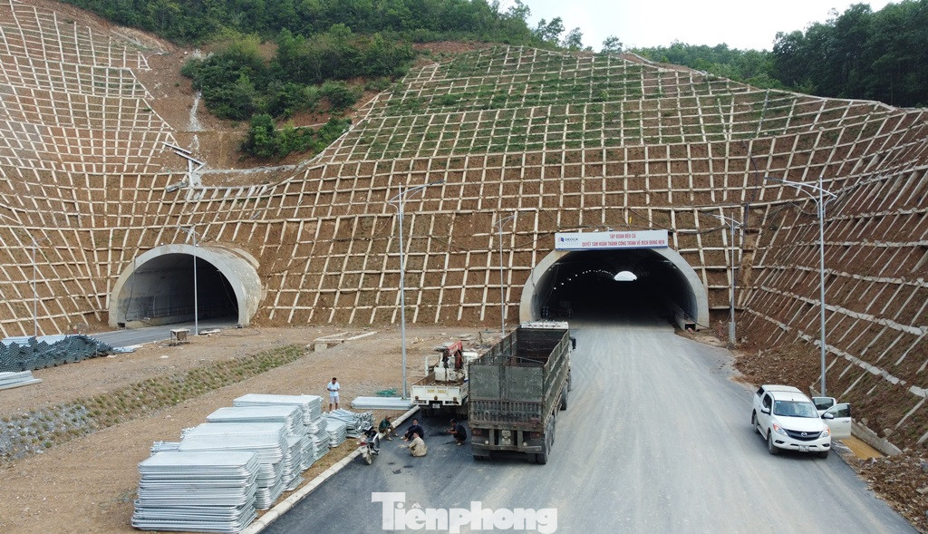 Trao đổi với PV Tiền Phong, ông Đinh Xuân Trung, PGĐ Điều hành gói XL01, Cty CP Tập đoàn Đèo Cả có hạng mục hầm Trường Vinh cho biết, hiện hầm đã thi công, hoàn thành 90% công việc. Trao đổi với PV Tiền Phong, ông Đinh Xuân Trung, PGĐ Điều hành gói XL01, Cty CP Tập đoàn Đèo Cả có hạng mục hầm Trường Vinh cho biết, hiện hầm đã thi công, hoàn thành 90% công việc.
