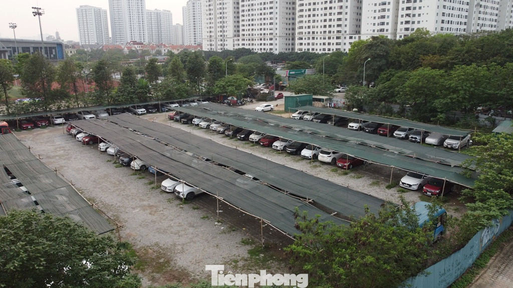 Hiện bãi xe đang có cả trăm ô tô vào gửi cố định, đóng tiền theo tháng và không được cấp phép.