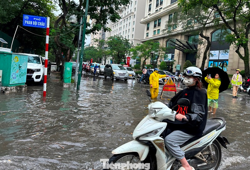 Thời điểm 9h30 trên phố Phan Bội Châu bị ngập sâu.