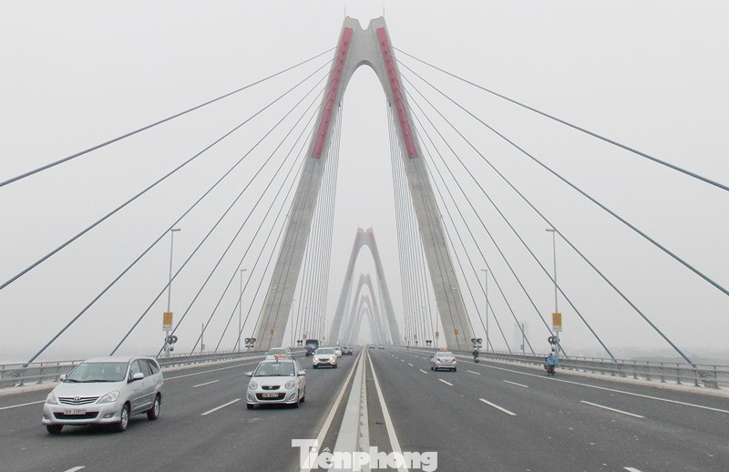Cầu Nhật Tân đang có lưu lượng lớn giao thông lộ trình nội thành - sân bay Nội Bài ngày và đêm. Cầu Nhật Tân đang có lưu lượng lớn giao thông lộ trình nội thành - sân bay Nội Bài ngày và đêm.