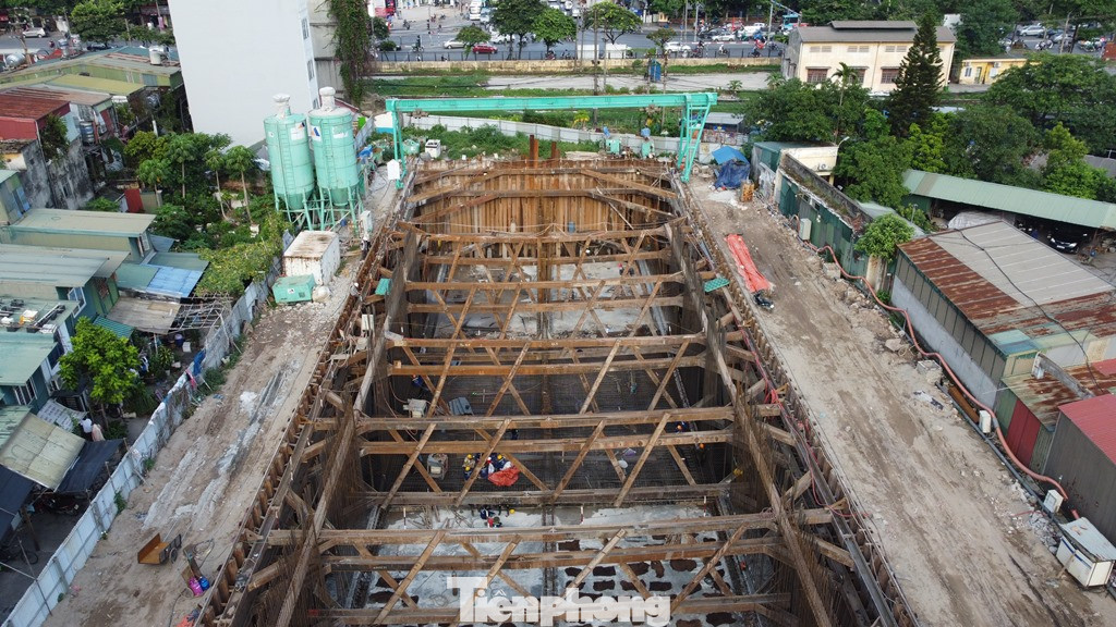 Sau gần 1 năm khởi công (10/2022), đến nay công trường thi công hầm Vành đai 2,5 qua đường Giải Phóng đang triển khai thi công phía phường Định Công.