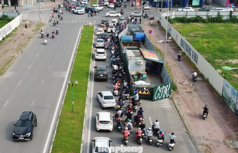 Việc tuyến phố có 3 làn xe/chiều, nhưng hiện hướng Nguyễn Trãi - Trần Phú (Hà Đông) đi Tố Hữu đang bị các lô cốt chiếm gần 2 làn, dẫn đến giao thông thường xuyên ùn tắc vào giờ cao điểm. Ảnh chụp giờ cao điểm ngày 14/6.