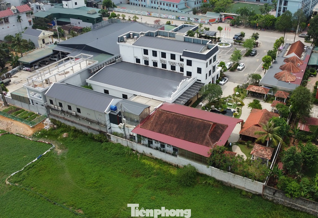 Đến năm 2019, với nhu cầu mở rộng bến xe, Cty Huyên Hồng tiếp tục xin tỉnh Thanh Hóa giao đất lần 2. Sau hai lần được giao đất, bến xe Huyên Hồng đã có tổng diện tích 8.858 m2 (hơn 0,8 héc-ta).