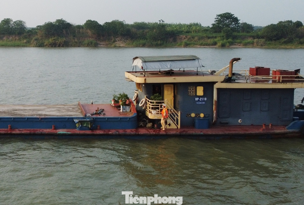 Cảnh sát đường thủy số 1 kiểm tra phát hiện tàu chở cát VP-2119 có công suất chở gần 1.000 tấn cát nhưng không có hóa đơn, chứng từ nguồn gốc.