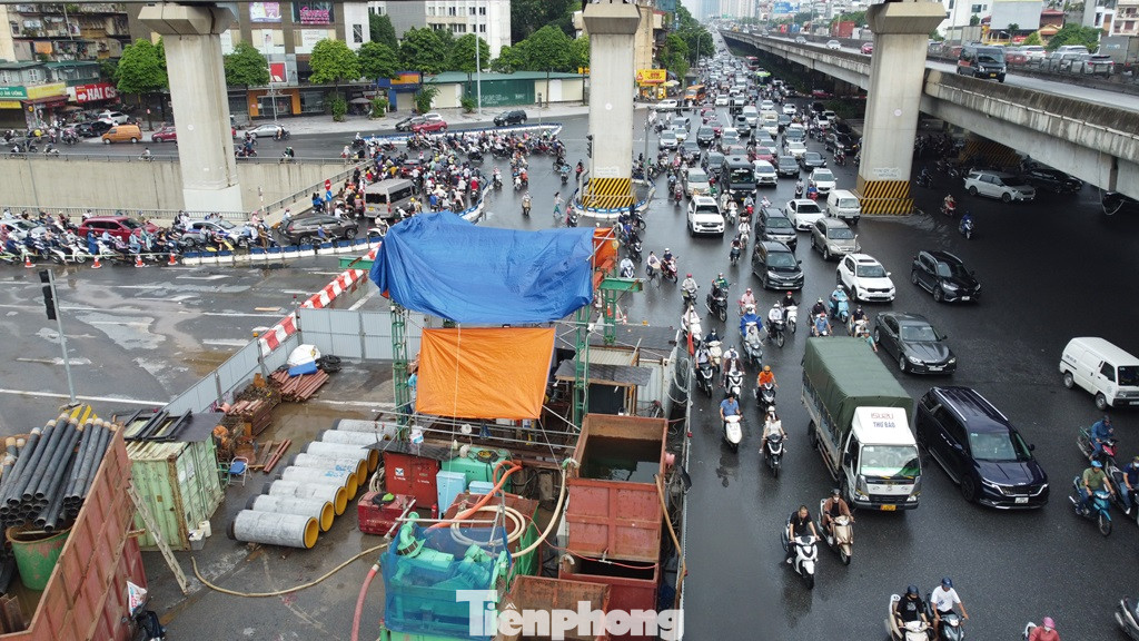 Việc này đã gây ùn tắc, đi lại khó khăn cho phương tiện giao thông đi trên đường Nguyễn Trãi và tại nút giao Thanh Xuân.