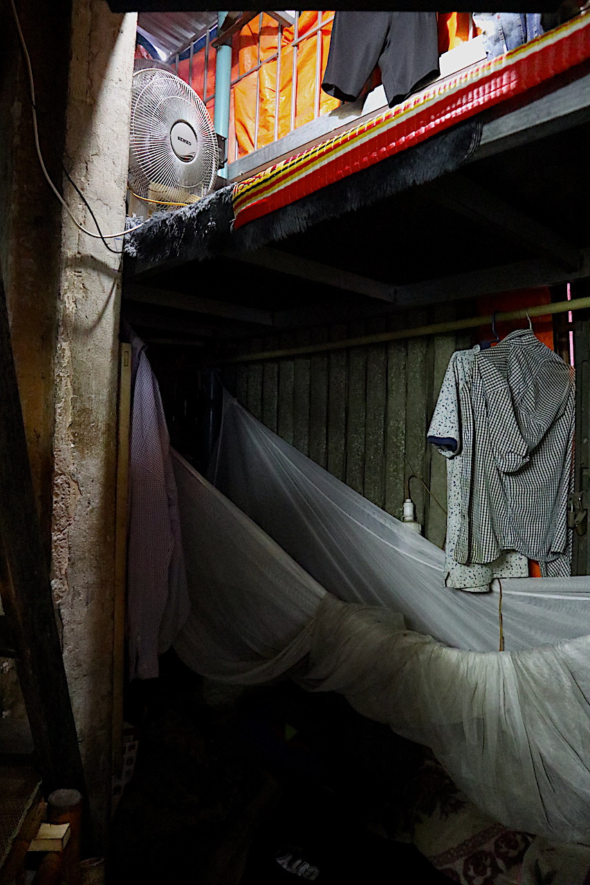 Sống chật chội, thiếu thốn đủ bề nhưng mọi người trong gia đình bà Nghĩa (SN 1934, trú phố Hàng Vải, Hoàn Kiếm) chấp nhận và không có mong muốn chuyển đi. "Đây là căn nhà do bố mẹ để lại cho hai anh em tôi, sống có hơi chật chội nhưng những gia đình ở đây đa phần đều thế. Sống lâu thành quen, công việc buôn bán gắn liền với căn nhà này, không thể nói chuyển là chuyển đi được", bà Nghĩa chia sẻ.