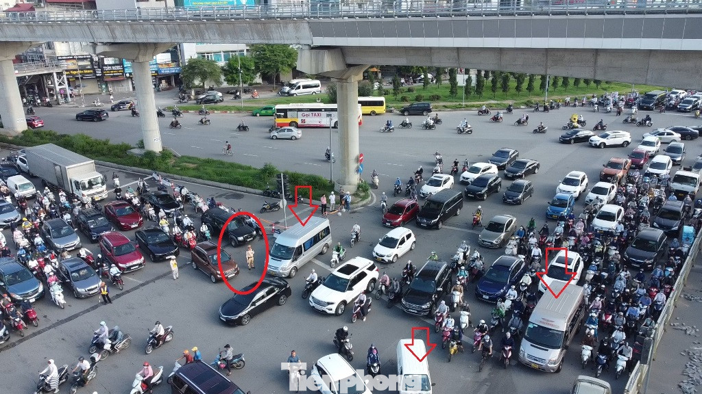 Tuy nhiên sau một ngày thực hiện, người tham gia giao thông và Đội CSGT số 6 phát hiện, xe hợp đồng đang có rất nhiều loại hình phương tiện, từ 5 chỗ đến 45 chỗ, trong đó có xe taxi, xe công nghệ... Do vậy, nếu cấm xe hợp đồng chung chung là không hợp lý.